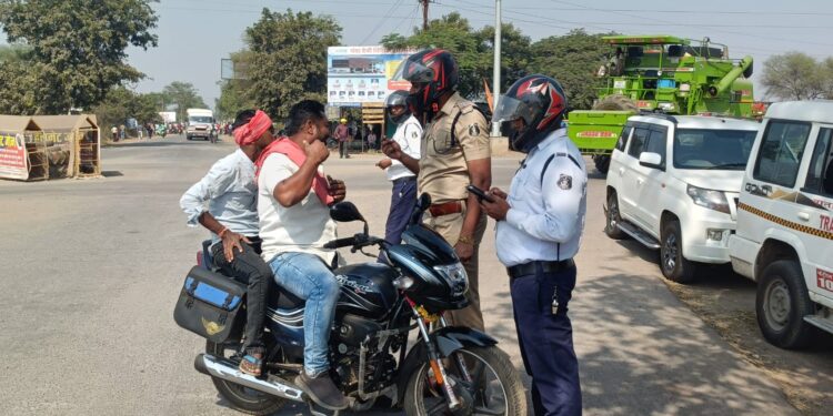 यातायात पुलिस की अच्छी पहल खुद हेलमेट पहनकर रोक रहे वाहन 