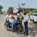 यातायात पुलिस की अच्छी पहल खुद हेलमेट पहनकर रोक रहे वाहन 
