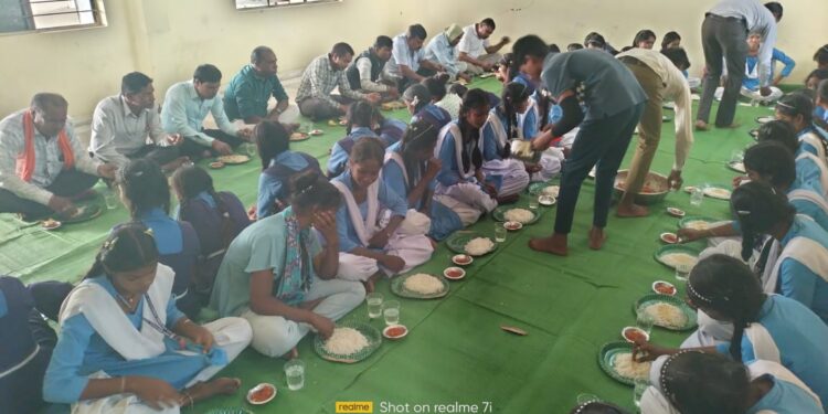 बाल दिवस के अवसर पर पंडरिया हाई स्कूल में न्यौता भोज का आयोजन 