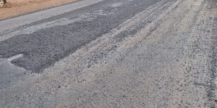 बलौदाबाजार से सारंगढ़ तक बन रही रोड मरम्मत कार्य में बरती जा रही है घोर अनियमितता 