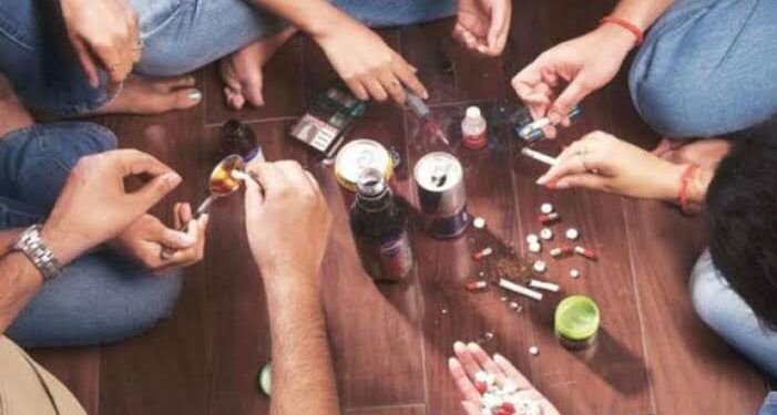 नशे की लत में डुब रहे युवा कई जगहों पर लग रहा गंजेडियों-शराबियों का जमावड़ा