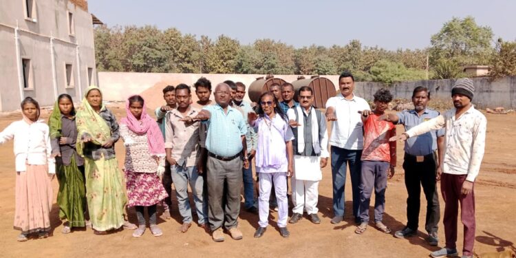 बाबा गुरु घासीदास की जयंती पर भरवाडीह में लिया गया मध्य निषेध का शपथ