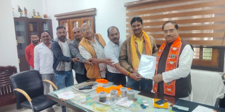 कर्मचारी संगठन ने मांगों को लेकर अशोक बजाज से मिलकर मूलभूत समस्याओं से कराया अवगत 