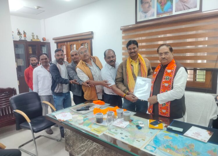 कर्मचारी संगठन ने मांगों को लेकर अशोक बजाज से मिलकर मूलभूत समस्याओं से कराया अवगत 