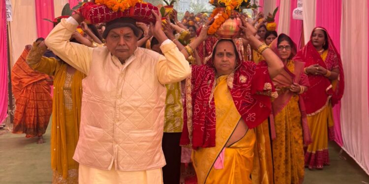 कलश यात्रा के साथ भागवत कथा का शुभारंभ हआ