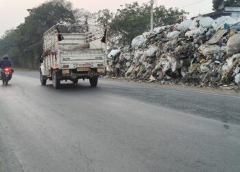 राष्ट्रीय राजमार्ग रोड किनारे कबाड की दुकान संचालित होने से हादसे की संभावना बढ़ी