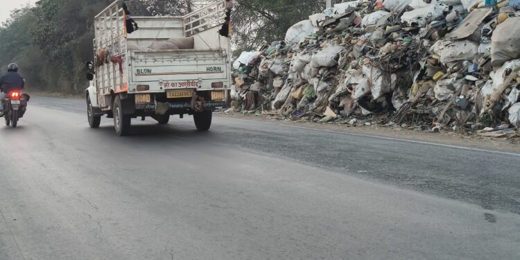 राष्ट्रीय राजमार्ग रोड किनारे कबाड की दुकान संचालित होने से हादसे की संभावना बढ़ी