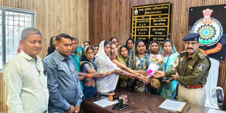 महिला कमांडो कोनारी ने लवन थाना प्रभारी को किए सौजन्य मुलाकात