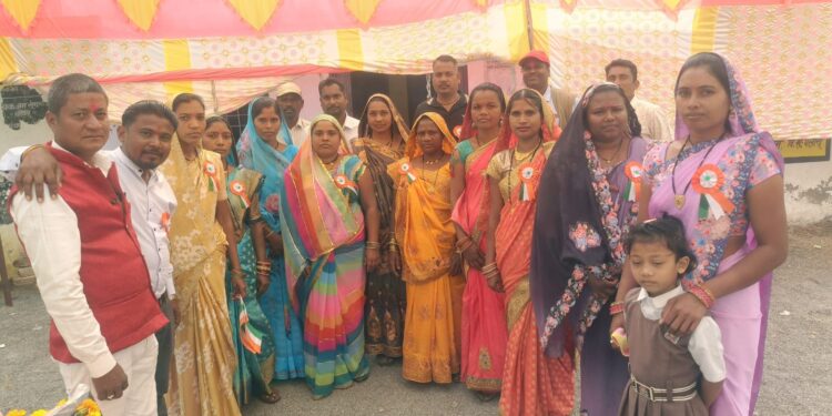 मल्लीन पंचायत भवन में महिला सरपंच ने किया  ध्वजारोहण 