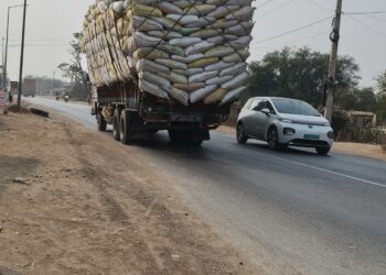 राष्ट्रीय राजमार्ग पर दौड़ रही भूंसे से भरा ओवरलोड वाहन, बैलेंस बिगडने से हो सकता है हादसा