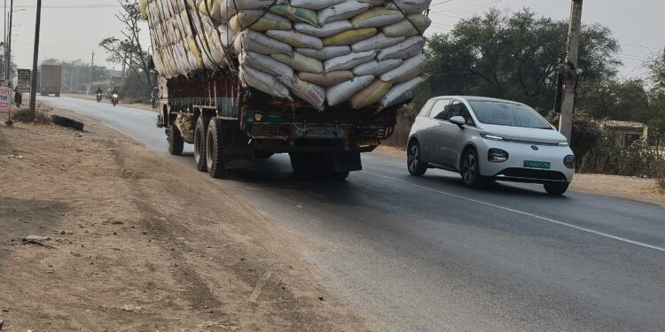 राष्ट्रीय राजमार्ग पर दौड़ रही भूंसे से भरा ओवरलोड वाहन, बैलेंस बिगडने से हो सकता है हादसा