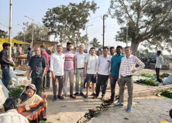 पार्षदों ने साप्ताहिक बाजार में अव्यवस्थित आवागमन और जाम की समस्या को कराया दुरूस्त