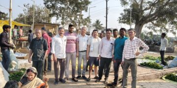 पार्षदों ने साप्ताहिक बाजार में अव्यवस्थित आवागमन और जाम की समस्या को कराया दुरूस्त