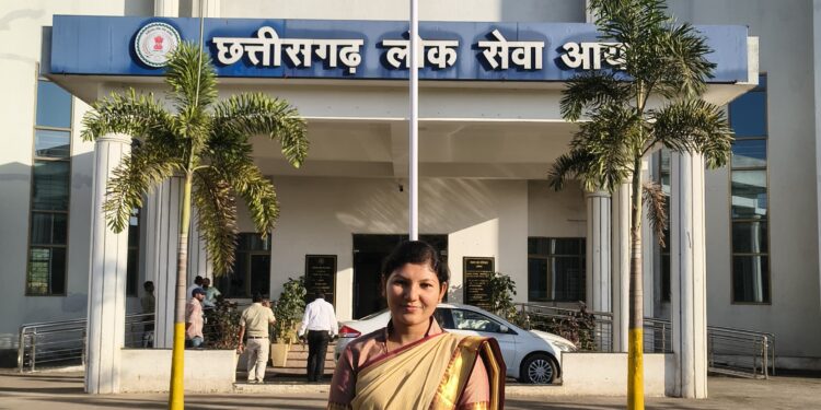 पूजा साहू सीजीपीएससी में महिला सुपरीटेंडेंट की परीक्षा पास कर राजपत्रित प्रशासनिक अधिकारी बनी