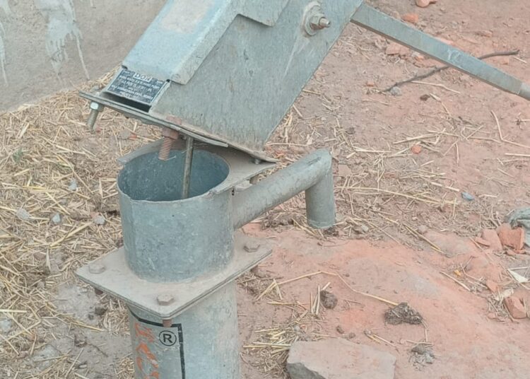 गर्मी की शुरूआत से लवन में बुढा पारा का दो बोर फेल, पानी की कमी से लोग परेशान