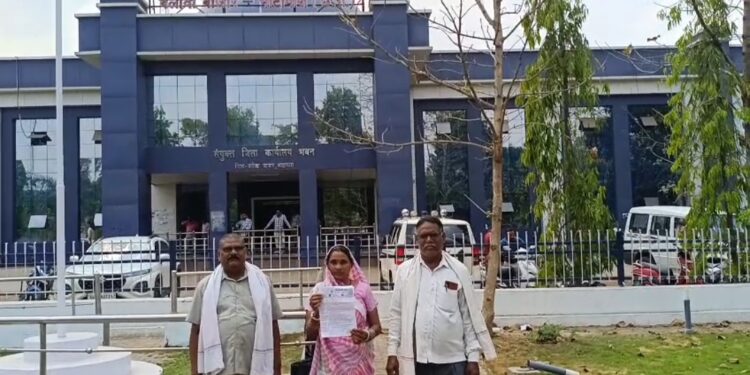 आधे अधूरे नलजल योजना की सरपंच ने जनदर्शन में की शिकायत