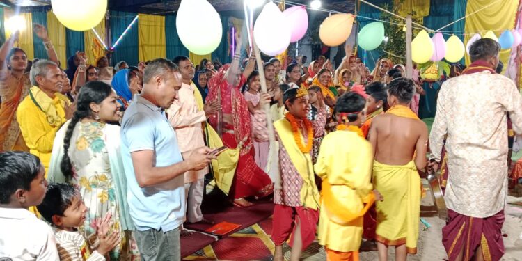 श्रीकृष्ण की बाल लीलाओं से गूंज उठे कथा-पंडाल मटका फोड़ में खूब झूमे श्रद्धालु