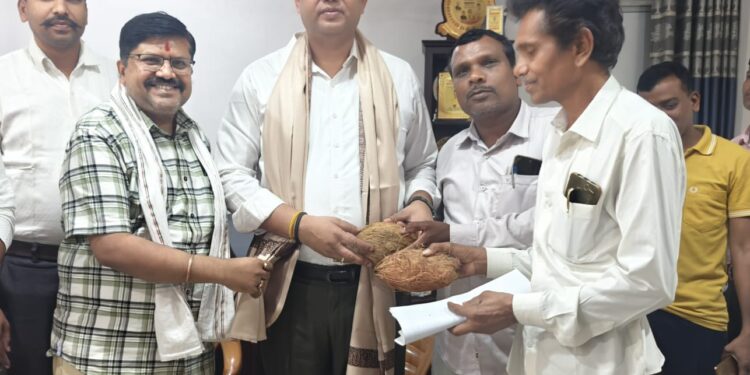 भालूकोना-चितावर के सरपंच मुलभूत समस्याओं को लेकर विधायक से मिले