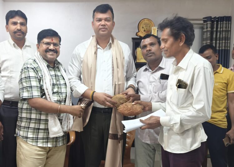 भालूकोना-चितावर के सरपंच मुलभूत समस्याओं को लेकर विधायक से मिले