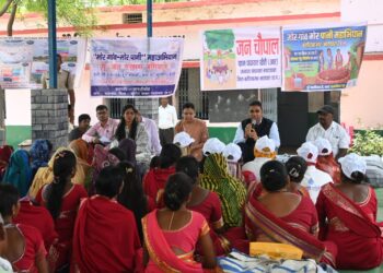 कलेक्टर ने चौपाल में ग्रामीणों को जल संरक्षण के लिये किया प्रोत्साहित,जल संरक्षण क़ी दिलाई शपथ