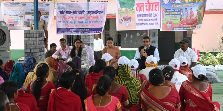 कलेक्टर ने चौपाल में ग्रामीणों को जल संरक्षण के लिये किया प्रोत्साहित,जल संरक्षण क़ी दिलाई शपथ