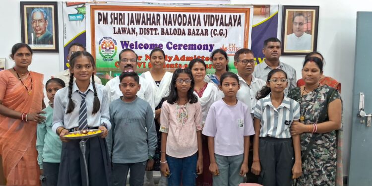 पीएम श्री स्कूल नवोदय लवन में नवागंतुक विद्यार्थियों का स्वागत कर प्रवेश पर्व मनाया