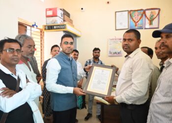 कलेक्टर ने पन गांव में नवीन सहकारी समिति का किया निरीक्षण