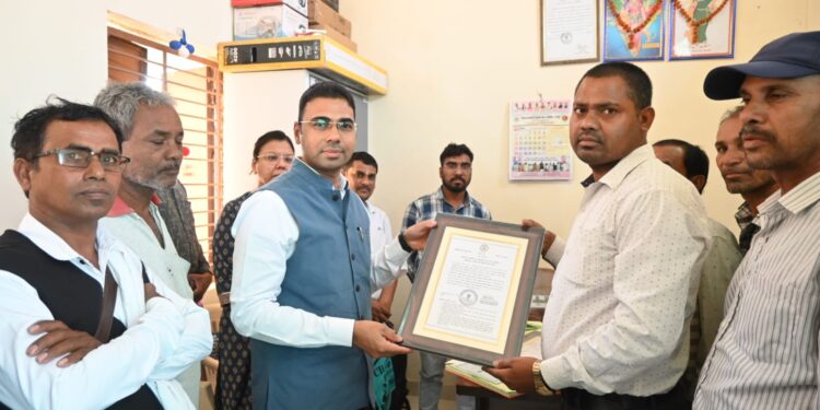 कलेक्टर ने पन गांव में नवीन सहकारी समिति का किया निरीक्षण