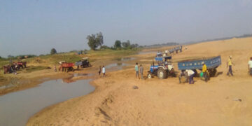  तिल्दा में किसके संरक्षण में चल रहा रेत का अवैध कारोबार, आखिर माफियाओं को किसका मिल रहा है संरक्षण, खनिज विभाग मौन