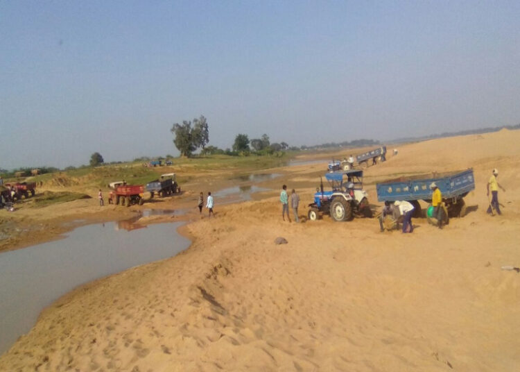  तिल्दा में किसके संरक्षण में चल रहा रेत का अवैध कारोबार, आखिर माफियाओं को किसका मिल रहा है संरक्षण, खनिज विभाग मौन