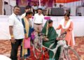 सुशासन त्योहार में दिव्यांग हितग्राही गायत्री फेकर को मिला ट्राइसाइकिल, बढ़ी आत्मनिर्भरता की राह 