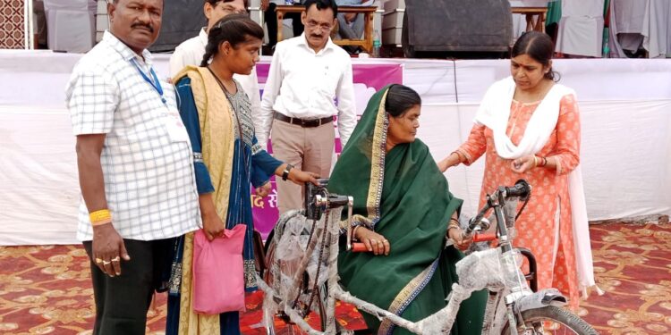 सुशासन त्योहार में दिव्यांग हितग्राही गायत्री फेकर को मिला ट्राइसाइकिल, बढ़ी आत्मनिर्भरता की राह 