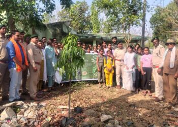 धमनी में छात्र छात्राओं को बताया गया पेड़ पौधों का महत्व 