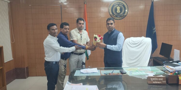 गिंदोला के पुराने स्कूल भवन को डिस्मेंटल कर नया स्कूल भवन निर्माण कराने कलेक्टर से  मिले 