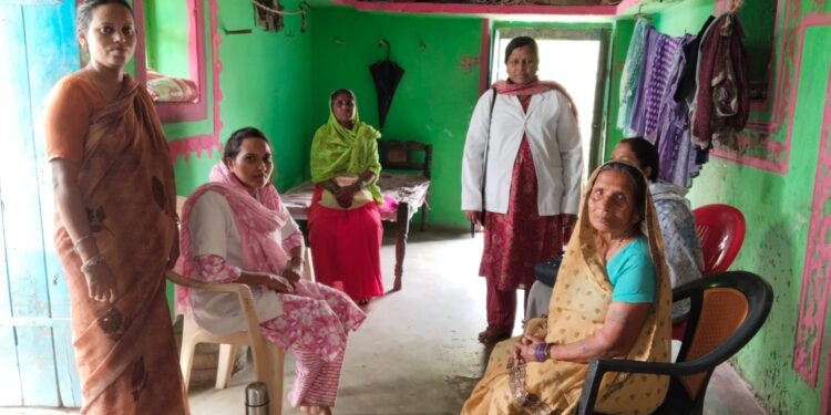 जुड़ा में स्वास्थ्य विभाग द्वारा घर घर जाकर किया लोगों को जागरूक