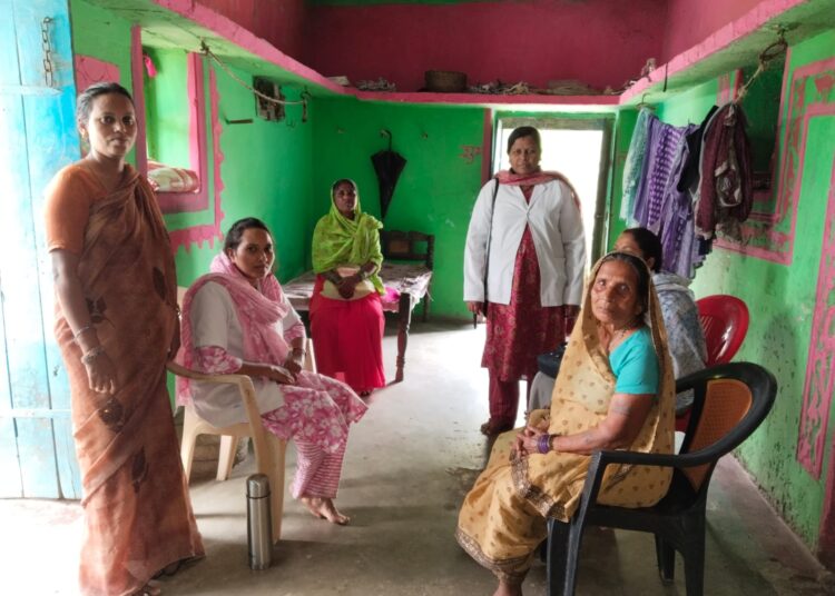 जुड़ा में स्वास्थ्य विभाग द्वारा घर घर जाकर किया लोगों को जागरूक