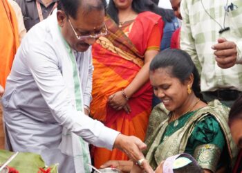 मुख्यमंत्री ने बच्चों को कराया अन्नप्राशन, गोदभराई कार्यक्रम में दी शुभकामनाएं
