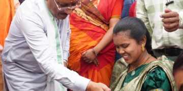 मुख्यमंत्री ने बच्चों को कराया अन्नप्राशन, गोदभराई कार्यक्रम में दी शुभकामनाएं