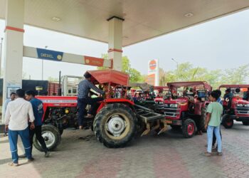 डीजल की किल्लत से पंपों पर लग रही ट्रैक्टरों की बेकाबू भीड़ 