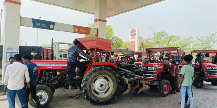 डीजल की किल्लत से पंपों पर लग रही ट्रैक्टरों की बेकाबू भीड़