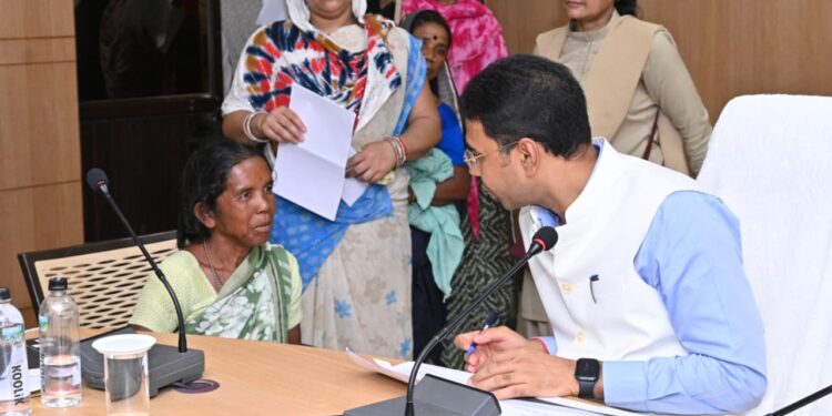 कलेक्टर ने जनदर्शन में सुनी लोगों की समस्यायें, विकासखंड मुख्यालय से भी ऑनलाइन जुड़े ग्रामीण
