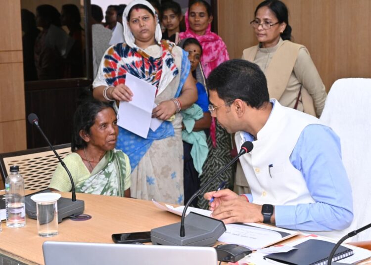 कलेक्टर ने जनदर्शन में सुनी लोगों की समस्यायें, विकासखंड मुख्यालय से भी ऑनलाइन जुड़े ग्रामीण