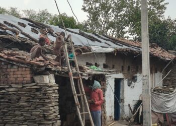 ग्रामीण क्षेत्रों में शुरू हुई घर की छतों की मरम्मत