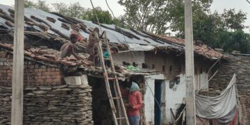 ग्रामीण क्षेत्रों में शुरू हुई घर की छतों की मरम्मत